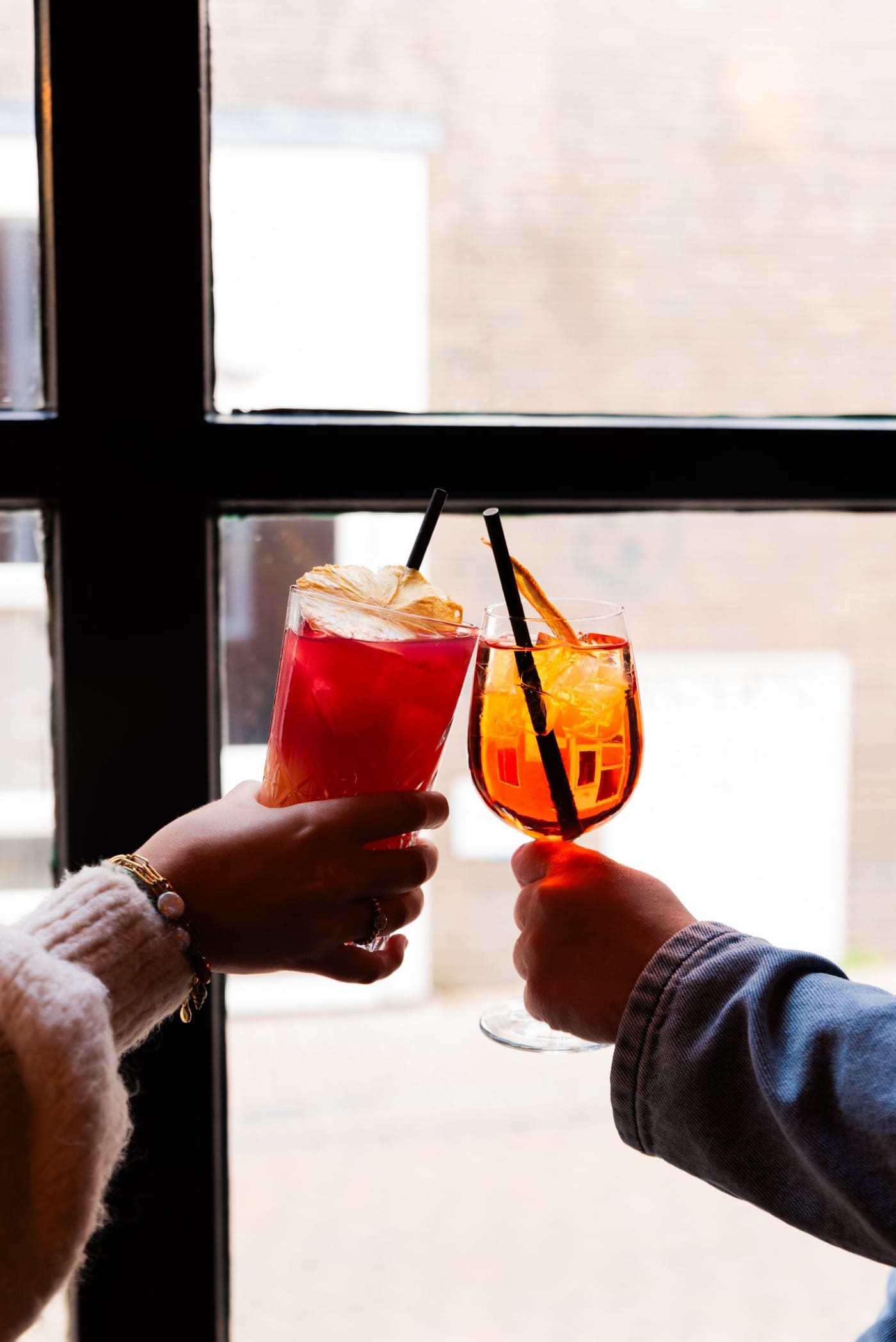 Drie cocktails op een houten tafel