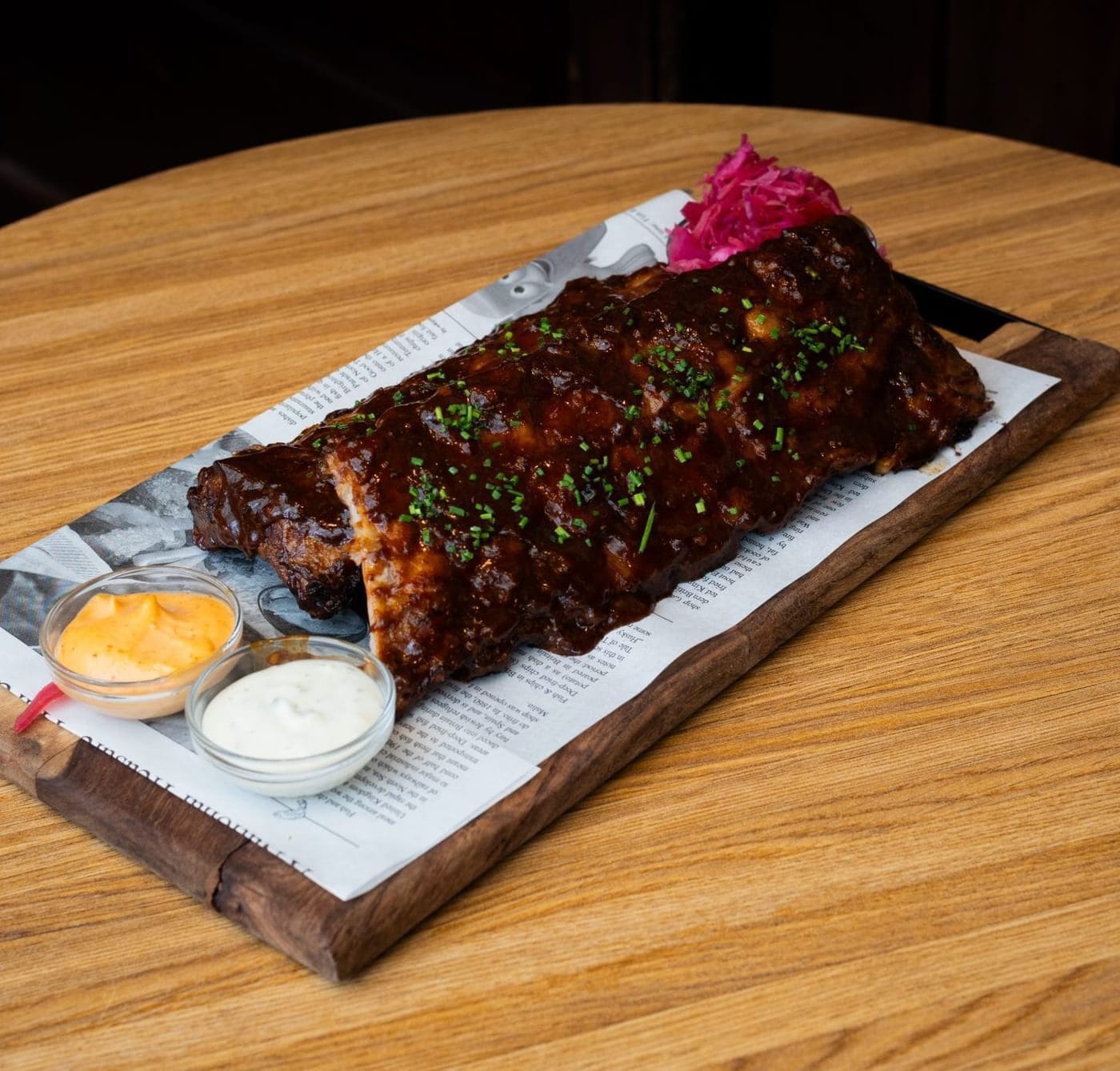 Stadtlander-spareribs met rodekoolslaw en twee sausjes