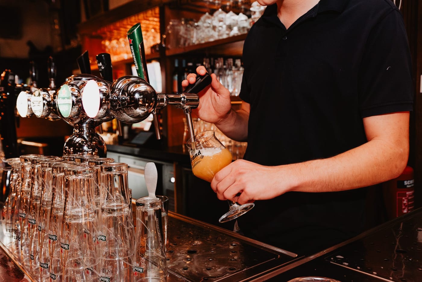 Barmedewerker tapt een biertje